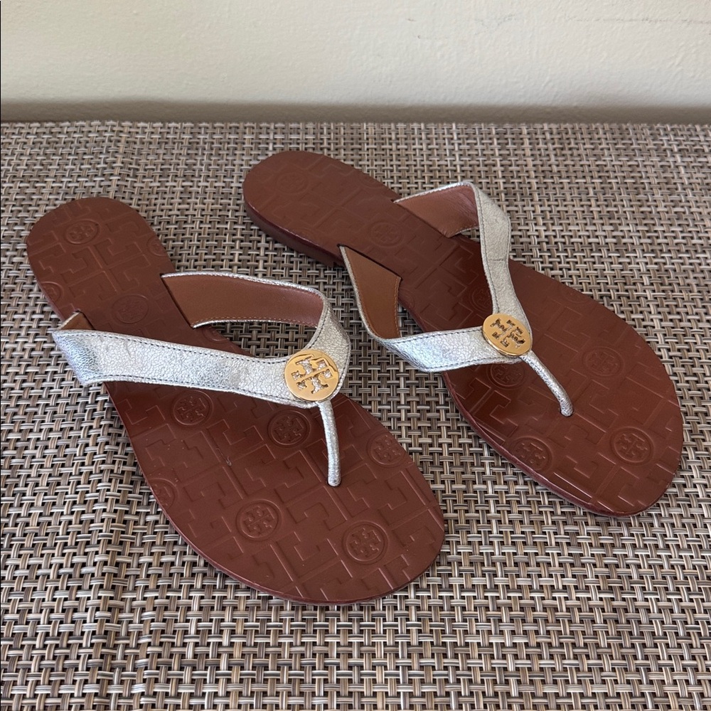 Tory Burch Thora Reverse Metallic Rosa Logo Flip Flops Sandals Silver Gold - 9 - Picture 2 of 10